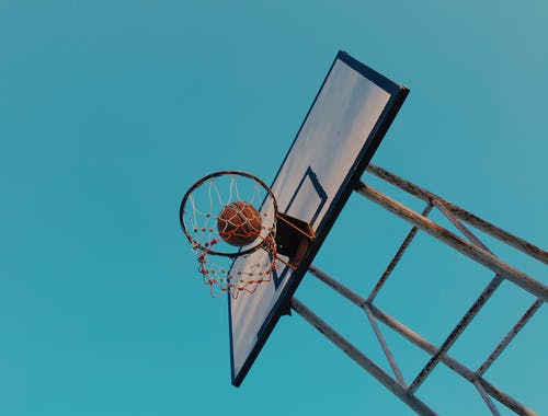 Basketball under blue sky (Photo by Mong Mong)