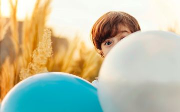 Photo of 5-year-old boy and balloons